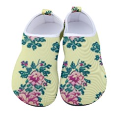 Retro 1880s Flowers Pattern 8 Men s Sock-style Water Shoes by violetheavensky